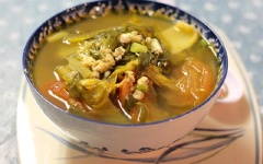 Múc canh ra tô, rắc hành lá vào để tăng thêm màu sắc cho canh nè. Vị chua, ngọt khiến cho gia đình bạn rất đưa cơm đấy!