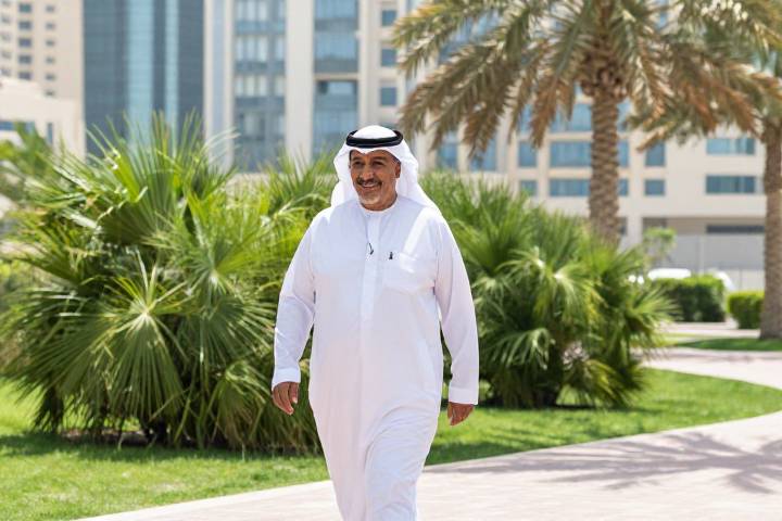 عالم عربي يدرس البيانات الجينية في مختبر حديث