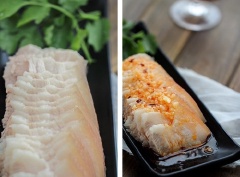 Làm sốt tỏi: Trộn tất cả các nguyên liệu làm sốt tỏi vào với nhau. Khi ăn, bạn có thể chấm thịt ba chỉ luộc với nước sốt tỏi này hoặc rưới nước sốt tỏi này lên trên đĩa thịt.
