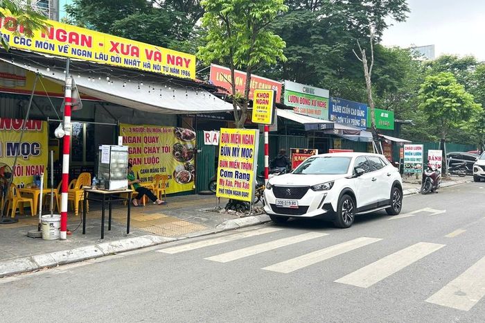 Hà Nội: Bất chấp rào chắn và biển cấm, trật tự đô thị tại phường Cầu Giấy bị 'thách thức' nghiêm trọng - Chuyên trang Gia Đình &amp; Xã Hội - Báo Sức khỏe &amp; Đời sống