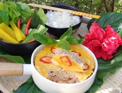Mắm chưng thịt đậm đà là món ăn phổ biến trong bữa cơm của gia đình Việt. Món mắm mặn béo, cay thơm hấp dẫn có thể ăn kèm với khế chua, chuối chác, rau sống rất tuyệt.