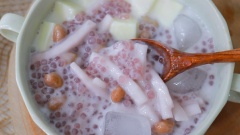 Khi ăn múc chè bột báng dừa non ra, thêm đậu phộng, thạch sữa dẻo, ít đá, rưới nước cốt dừa lên trên rồi thưởng thức thôi. Món chè rất thơm mùi của khoai môn, ăn vào nghe bùi bùi sần sật vị bột báng và đậu phộng, dừa non mềm, nước cốt dừa và thạch sữa béo ngậy, tất cả hòa quyện lại trong một chén chè nhỏ bé nhưng cực kì tỏa sáng luôn.