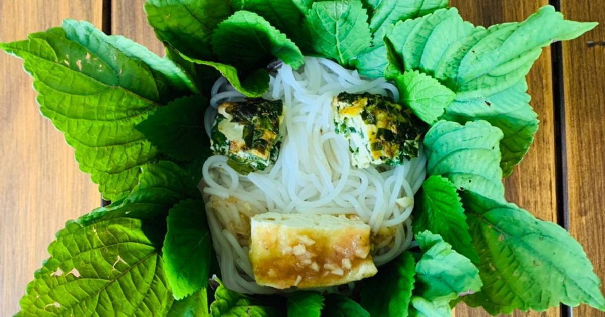 Bún đậu mắm tôm Halloween với chả đậu hũ, lưỡi heo, và lòng non