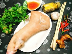Chân giò mua về đem thui bằng rơm là ngon nhất, thui cho chân giò xém vàng phần da sau đó đem cạo rửa thật sạch, chặt miếng to cỡ bao diêm. Sả rửa sạch rồi thái miếng mỏng, riềng cạo sạch vỏ rồi thái nhỏ cho dễ xay. Cho 2 nguyên liệu này vào máy xay nhỏ, nếu không có máy xay bạn có thể cho vào cối giã nhỏ cũng được. Mẻ cho vào bát và thêm vài muỗng nước khuấy đều rồi lọc lấy nước mẻ.