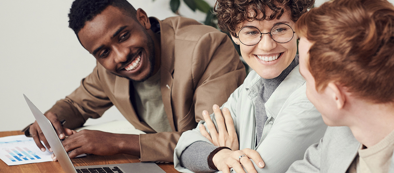 Clase de inglés comunicativo con estudiantes practicando conversación real