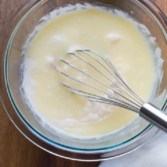 Trộn sữa chua và phần còn lại của heavy cream trong âu rồi đánh đều. Thêm hỗn hợp gelatine - heavy cream và đánh cho đến khi hòa quyện hoàn toàn.