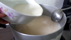 Đặt nồi thạch rau câu lên bếp bật lửa vừa, đảo liên tục để thạch không lắng dưới đáy nồi gây khét. Nấu thạch sôi 15 phút ta cho hỗn hợp sữa tươi, đường, nước cốt dừa, sữa đặc, whipping cream, kem sữa béo Richs vào quậy đều, chờ hỗn hợp sôi lại ta bớt lửa nhỏ nhất để giữ nóng thạch.