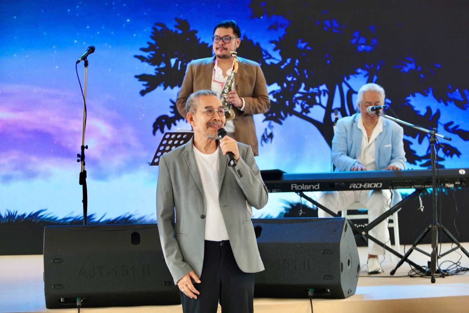 โลกมายายังงดงาม! “ชาตรี อิน คอนเสิร์ต โลกมายา” ปิดประวัติศาสตร์ความประทับใจหน้าใหม่ รวมตัว 5 สมาชิกในตำนาน จัดเต็มร่วม 5 ชั่วโมงแห่งความสุข   กับ 50 เพลงฮิตกระหึ่มไอส์แลนด์ฮอลล์ ภาพที่ 18