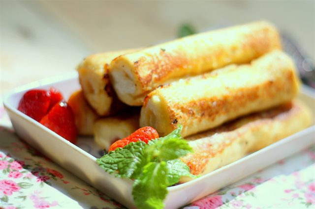 Bánh Mì Sandwich Cuộn Mứt Dâu Tây - Strawberry Jam French Toast Roll Ups