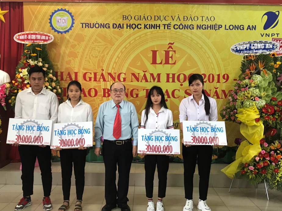 GS.TS Lê Đình Viên – Chủ tịch Hội đồng Quản trị trao học bổng cho các thủ khoa