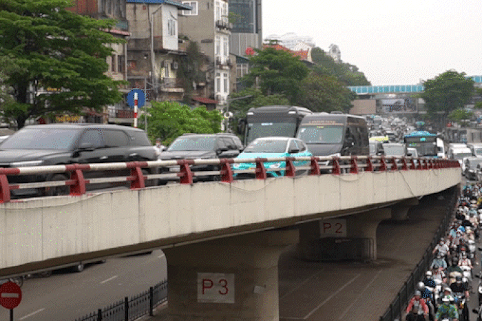 Hà Nội ùn tắc giao thông khi cầu Long Biên tạm ngừng lưu thông - Báo Sài Gòn Giải Phóng