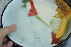 Trải bánh tráng ra đĩa, thêm nhân vào 1/3 diện tích bánh tráng, gấp mép bánh lại rồi cuộn kín.