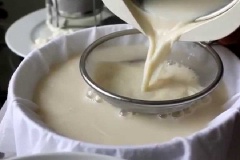 Thêm sữa, bột hạnh nhân, đường, và chiết xuất vani vào khuấy đều, nấu thêm 10 phút. Tắt bếp, lược hỗn hợp qua rây cho thật mịn, loại bỏ cặn.