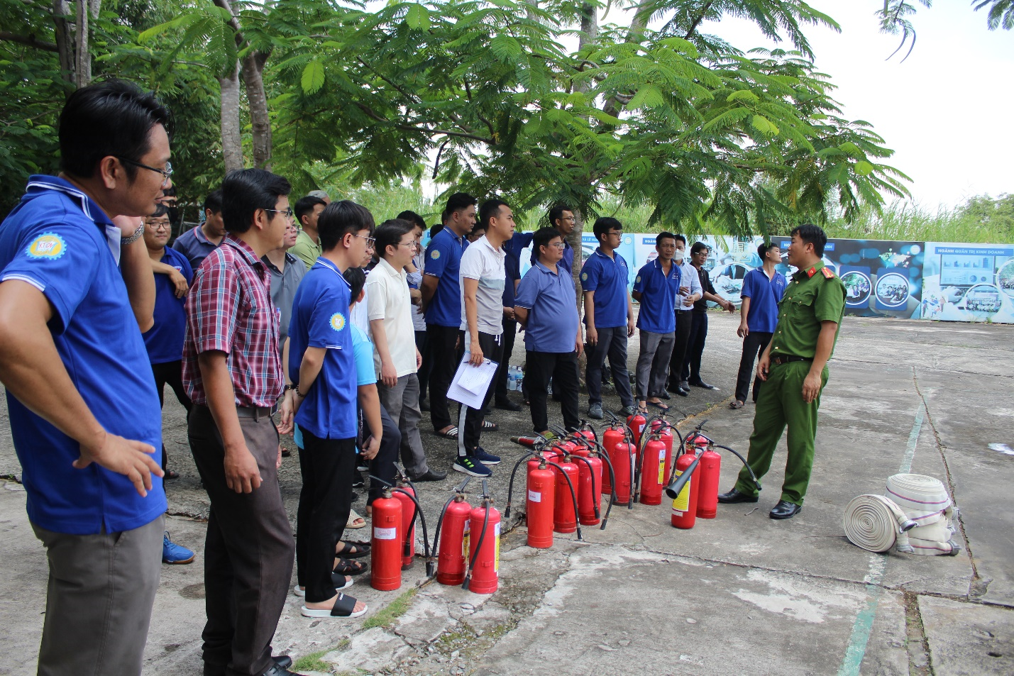 Hướng dẫn thao tác chữa cháy bằng bình bột, bình khí