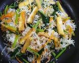 Cho bún + rau xào + đậu hũ vào chảo --> để lửa vừa trộn và đảo thật đều.
- Bày ra đĩa, ăn nóng cùng nước tương ớt rất ngon.