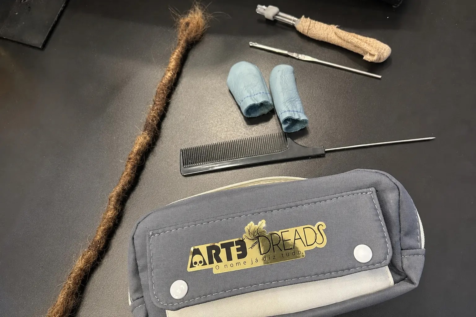 Kit Arte Dreads Academy com estojo, agulhas, pente, protetores de dedos e dread de pr&aacute;tica
