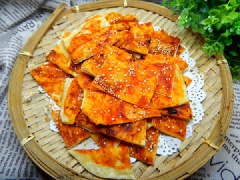 Bánh nướng mè phết sốt chua cay là món ăn mới lạ. Bánh có nguyên liệu đơn giản và rẻ tiền, thích hợp dùng cho những bữa sáng ngày lạnh không chỉ giúp ngon miệng miệng mà còn giàu năng lượng, no lâu và ấm bụng nữa nhé!