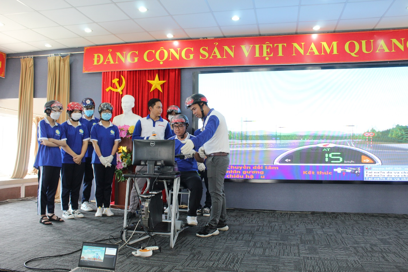 Thực hành lái xe trên máy