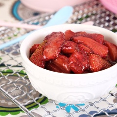 Để nguội trước khi cho vào bình thủy tinh hoặc hộp nhựa.