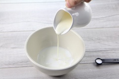 Sử dụng một cái tô vừa đủ lớn có đáy sâu. Cho hỗn hợp kem béo, sữa và muối vào khuấy đều.