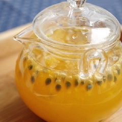 Cho trà ra bình, thêm chanh dây vào tùy thích.