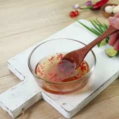 Làm nước mắm chua ngọt: trộn đều 1/2 muỗng canh giấm gạo lên men Lisa® với 1 muỗng canh đường, 1 muỗng canh nước mắm, 5 muỗng canh nước lọc và 1 muỗng canh tỏi ớt băm.