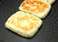 Để chảo nóng, cho 4 muỗng canh dầu ăn vào rồi cho khoai vào chiên vàng đều 2 mặt, chú ý để lửa vừa không khoai sẽ cháy.