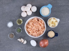 Mở trước lò nướng ở 200 độc C. Phun áo 1 lớp dầu ăn lên lên khuôn nướng. Băm nhỏ nấm với hành tây.
