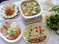 Khi dùng thì cho các nguyên liệu đã chuẩn bị vào nồi lẩu, đun sôi là có thể dùng. Ăn kèm với bún và các loại rau.