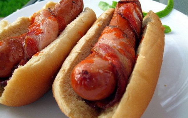 Bánh Mì Kẹp Xúc Xích Chiên