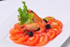 Xếp tôm ra đĩa, thêm xà lách, cà chua, ô liu vào. Chan đều hỗn hợp trộn salad đã pha lên trên và thưởng thức!
