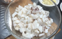 Nấu 1 lít nước sôi, cho vào 1 muỗng cà phê đường, 1 muỗng cà phê hạt nêm rồi cho tôm đã rửa sạch vào luộc khoảng 5-10 phút cho tôm chín. Sau đó vớt tôm ngâm vào nước đá cho thịt tôm được săn chắc rồi bóc vỏ, cắt nhỏ hạt lựu. Sử dụng nước luộc tôm, cho vào thêm 1 lát gừng đập dập. Khi nước sôi thì cho mực vào luộc khoảng 3-5 phút cho mực chín thì vớt ra cho vào thau nước đá cho mực được giòn rồi cũng đem cắt nhỏ hạt lựu.