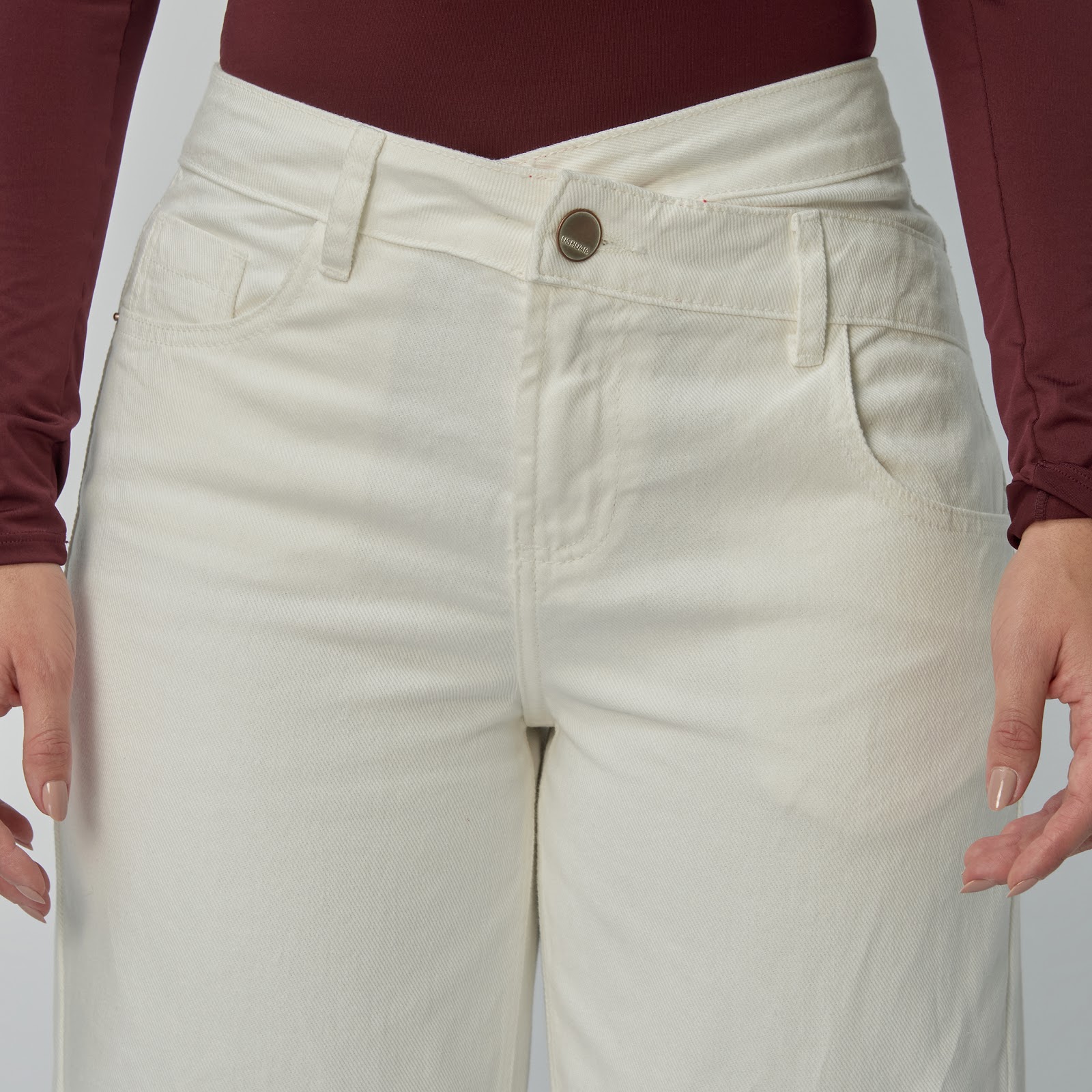 Jean dama Straight tiro alto rígido con pretina asimétrica – Ivory - Vista 6