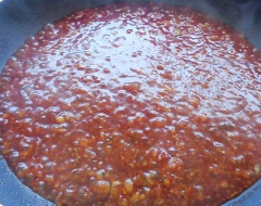Trong 1 chảo khác, cho 1 muỗng canh giấm, 1 muỗng canh đường trắng, 3 muỗng canh sốt cà chua, 1 muỗng canh nước mắm và 1/3 chén nước vào, nấu nhỏ lửa khoảng 2 phút.