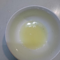 Pha nước trộn xà lách với nước cốt chanh, nước mắm, đường và tỏi băm. Nếu không thích ăn chua bạn có thể tăng thêm đường, nhưng đừng để mất đi vị chua hoàn toàn nhé.