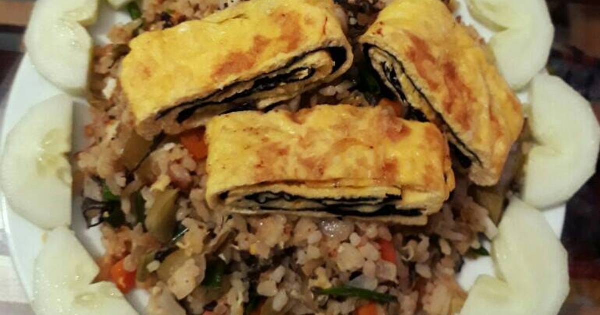 Cơm rang thập cẩm + trứng cuộn rong biển