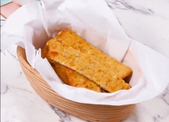 Cắt snack thành từng miếng dài, chấm cùng tương ớt và thưởng thức. Snack phô mai nướng có vị mằn mặn thơm lừng và béo ngậy ăn ngon ngất ngây.