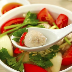Cho canh cá thác lác nấu ngót ra tô, rắc thêm tỏi phi, ăn kèm cơm trắng và chấm nước mắm ớt. Món cá thác lác nấu ngót ngon tuyệt vời, bạn không thể bỏ lỡ một món ăn vừa giàu dinh dưỡng lại mát lành, giúp cho bữa cơm của gia đình thêm phần ngon miệng