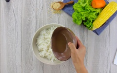 Hành boaro băm nhỏ, cho vào 1 muỗng canh dầu ăn, phi vàng. Pha nước giấm: 3 muỗng canh giấm gạo, 1 muỗng canh đường, 1 ít muối, nấu sôi. Chế nước giấm vào cơm trắng, trộn đều.