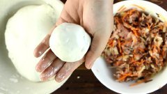 Cách làm bánh rán mặn: Lấy một phần bột, ấn cho hơi dẹp rồi cho nhân vào giữa. Cố gắng nặn bánh sao cho bột áp sát với nhân, không cho không khí lọt vào giữa nhân và bột. Gói lại và dính mép bột thật kỹ, làm tới khi hết bột và bánh luôn bạn nhé!