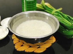 Gạo nếp vo sạch, ngâm qua đêm (6-8 tiếng). Cho gạo vào một khuôn hình vuông có lót lớp giấy nến chống dính. Tiếp đó cho 140ml nước vào săm sắp mặt gạo, thêm chút muối. Kế đó bạn đặt lá dứa lên trên bề mặt. Rồi cho vào lò hấp nuớng (hoặc lò vi sóng) hấp ở nhiệt độ cao trong khoảng 10 phút.