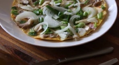 Cho trứng chiên ra đĩa dùng nóng với cơm. Trứng chiên nấm ngon cơm với trứng chiên là món ăn đơn giản, phổ biến trong bữa cơm của gia đình. Theo cách này món trứng được biến tấu thêm nấm, thịt bằm, cà chua, ... giúp món trứng chiên thêm phần hấp dẫn và ngon miệng.