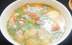 Sau đó tắt bếp, cho canh ra tô, thêm chút hành lá và rau răm cắt nhỏ và vài lát ớt cắt. Món canh vậy là đã hoàn thành.