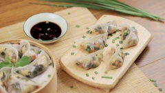 Bánh chín có lớp vỏ mỏng mềm dẻo, trong suốt, quyện với phần nhân vừa ăn. Bạn có thể chấm cùng nước tương ớt cắt khoanh hoặc tương ớt để tăng thêm hương vị. Với công thức vỏ bột này bạn có thể ứng dụng cùng nhiều loại nhân khác nhau tùy theo sở thích.