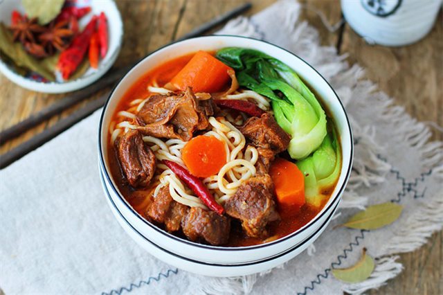 Mì Bò Rau Củ Cay