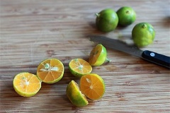 Tắc cắt đôi, vắt lấy nước, bỏ hạt. Lấy 2 vỏ tắc để xay chung cho món sinh tố.