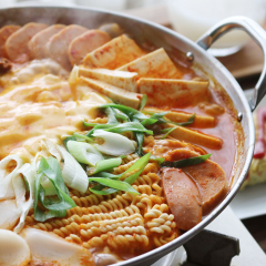 Xếp xúc xích, thịt nguội, hành tây, kim chi, đậu hũ, thịt bò bằm vào nồi. Thêm hỗn hợp gia vị lên trên. Thêm nước dùng hầm xương vào, đun sôi khoảng 5 phút. Nêm muối và tiêu cho vừa ăn. Thêm một miếng phô mai lên trên. Thêm hành boa rô lên. Khi ăn múc ra chén, dùng nóng.