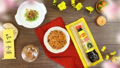 Ruốc cá hồi bình thường đã rất bổ dưỡng, nay có thêm rong biển và mè, thêm phần mới lạ và hấp dẫn hơn rất nhiều. Món ăn này các mẹ có thể chuẩn bị sẵn rồi bảo quản trong tủ lạnh, để cho con trẻ ăn với cháo cũng rất là hợp lý đấy nhé!