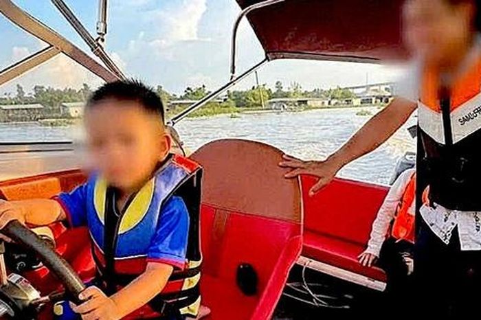 Cha cho con nhỏ cầm lái ca nô 3 phút, loạt vi phạm bị phát hiện - Báo Sức Khỏe &amp; Đời Sống