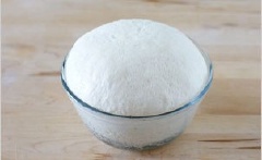 Trộn bột mì với đường, sữa tươi, bơ, muối, sao cho hỗn hợp của chúng ta không khô không nát, dễ nhào nặn. Nhào một lúc cho bột mịn, sau đó đem bột ủ trong tủ lạnh khoảng 60 phút.